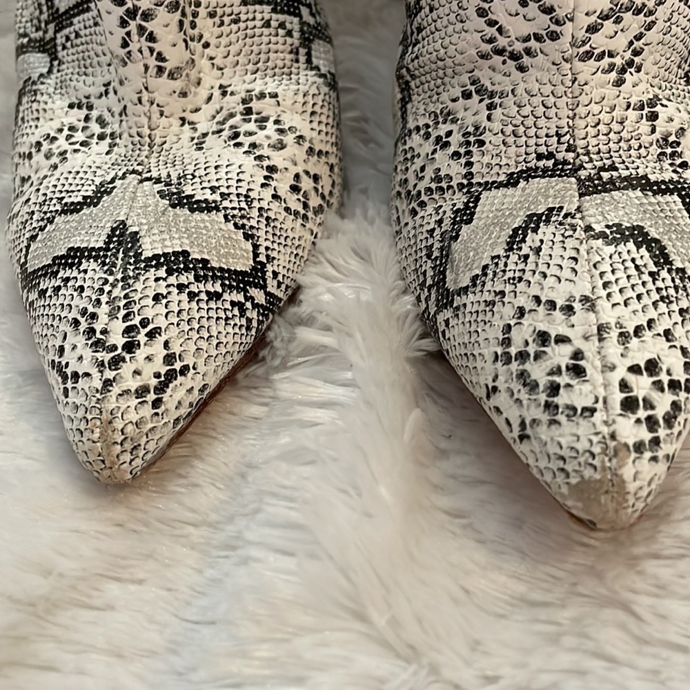 Raye Easton Bootie in Black & White Embossed Snakeskin Print Size 6 - Picture 4 of 9